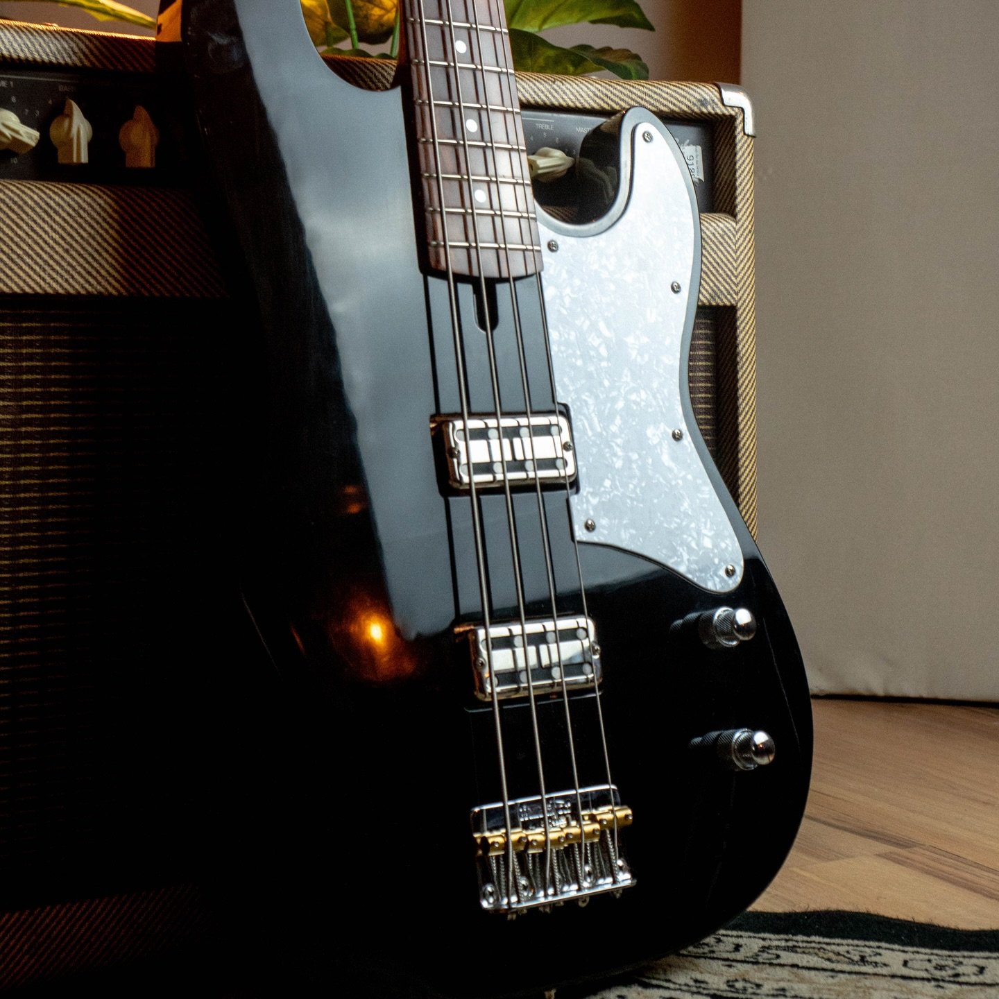 Baixo customizado Offero Guitars